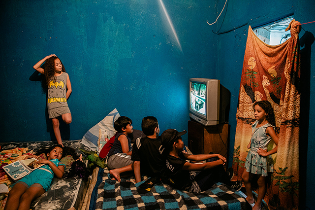 si fest 2022 il festival di fotografia asinelli solitari bambini in una stanza con le pareti azzurre che guardano un vecchio televisore