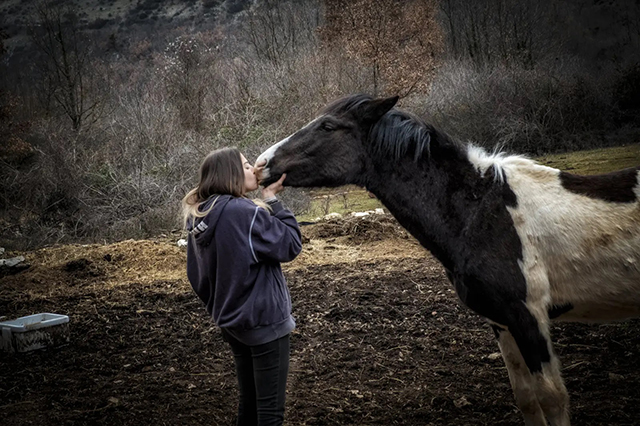 Paesi: nuovi sguardi fotografici sulla Valle dell’Aniene ragazza che bacia il muso di un cavallo nero e bianco