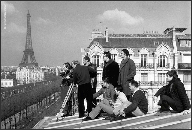 Raymond Cauchetier e Douglas Kirkland la nouvelle vague3 foto in bianco e nero con troupe cinematografica sul tetto di palazzo parigino con il regista Francois Truffaut davanti a macchina da presa su cavalletto