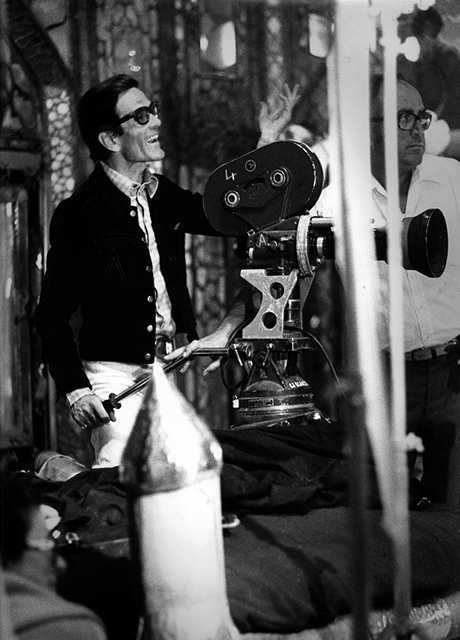 roberto villa gli orienti di Pasolini foto in bianco e nero di Pier Paolo Pasolini sorridente sul set davanti alla macchina da presa