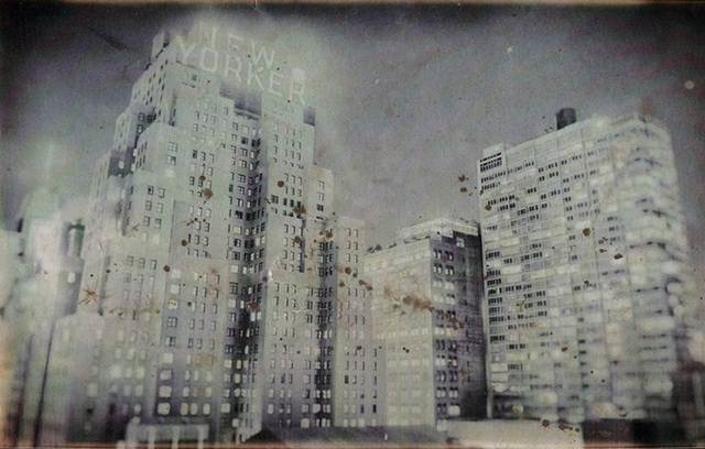 Grenze Arsenali Fotografi V edizione foto ritoccata e invecchiata di grattacieli di New York con insegna del New Yorker in cima ad uno dei palazzi