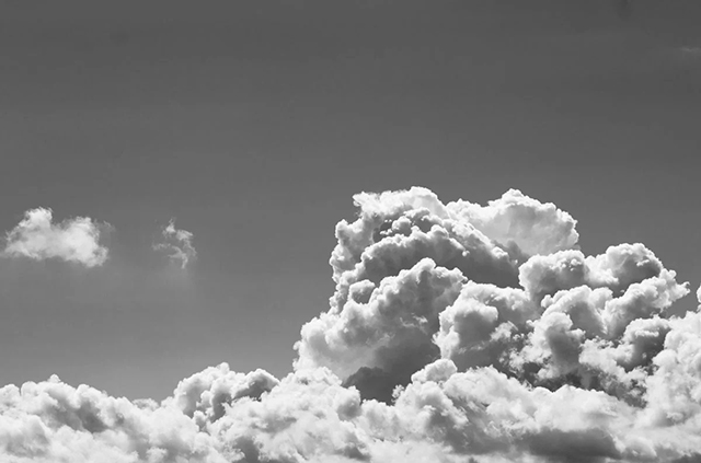 tim cooper look up foto in bianco e nero raffigurante dettaglio di grande nuvola bianca in cielo
