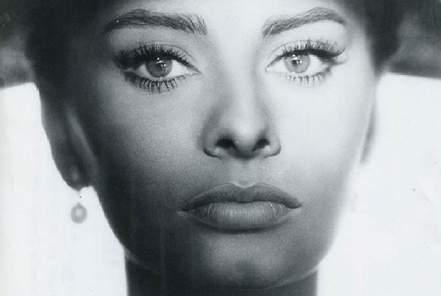 divine foto in bianco e nero di primo piano strettissimo dell'attrice Sofia Loren