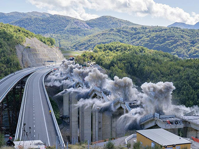 Paesaggio dopo paesaggio foto dell'esplosione di un ponte a Rapallo