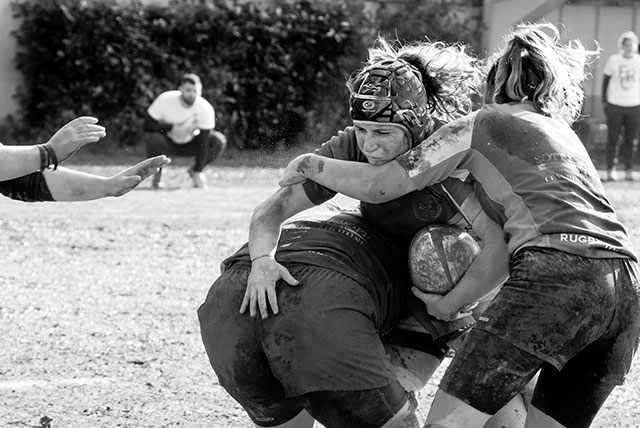 Fotografia al femminili bresciani visual art foto in bianco e nero di ragazze che si scontrano violentemente giocando a rugby