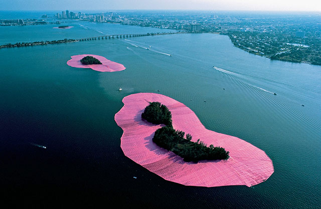 christo e jeanne-claude foto vista dall'alto di due isolette in mezzo al fiume circondate da enormi teli rosa