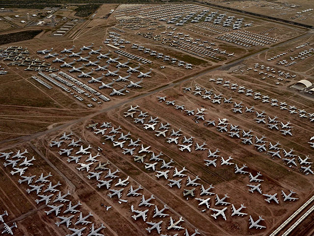 luca locatelli foto vista dall'alto di tanti aerei parcheggiati in tante file doppie in un campo di terra rossa
