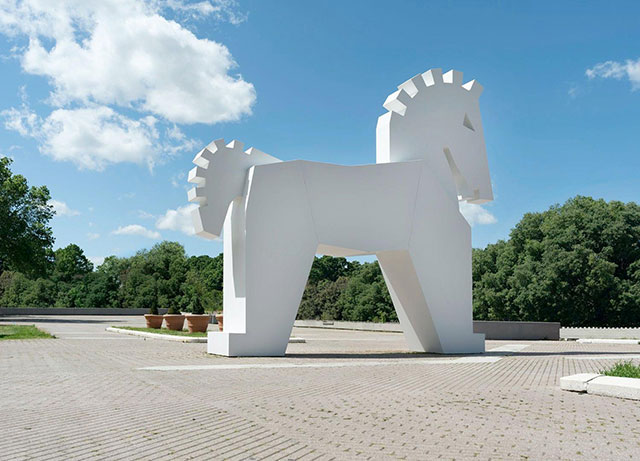 italia in attesa dodici racconti fotografici scultura bianca di cavallo in piazzale di cemento circondato da vegetazione