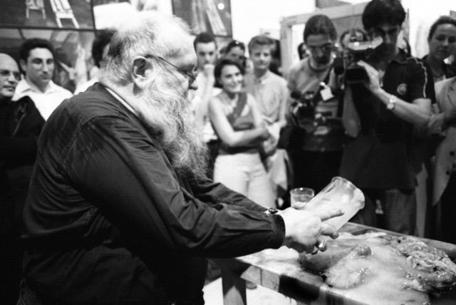 Stefano Fontebasso de Martino Hermann Nitsch foto in bianco e nero con l'artista hermann nitsch che crea un opera circondato da alcune persone e un fotografo