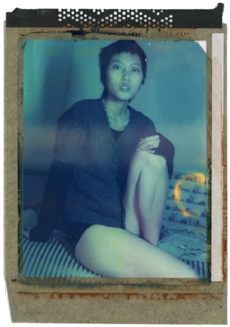 Rome art Week 2023 Roma polaroid a colori di donna asiatica seduta in terra