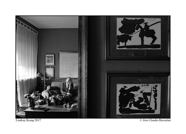 Claudio Barontini Livorno foto in bianco e nero dell'artista Lindsay Kamp seduto sul divano sorridente