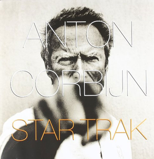 Anton Corbijn Star Trak foto di attore Clint Estwod che punta il dito alla macchina