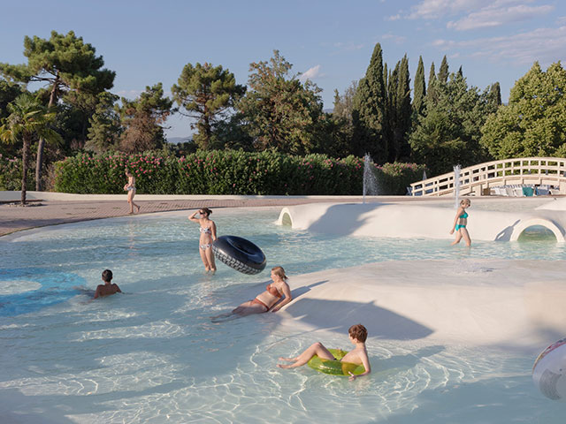 il senso dei luoghi sei bambini che fanno il bagno in una piscina