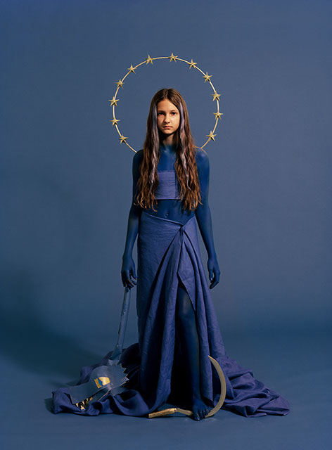 Julia Krahn Firenze foto a colori di ragazza tutta dipinta e vestita di blu con lughi capelli e aureola d'oro sulla testa