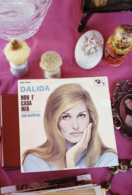 Liana Miuccio Roma foto a colori di tavolo con tovaglia rosa e sopra alcuni oggetti e un disco di dalida