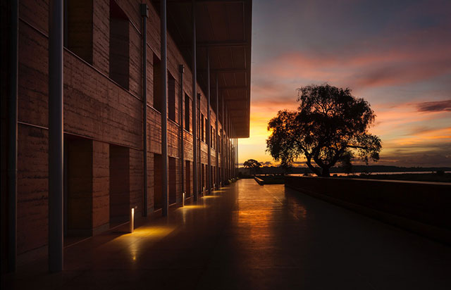 Marcello Bonfanti Roma foto a colori di edificio al tramonto in Africa