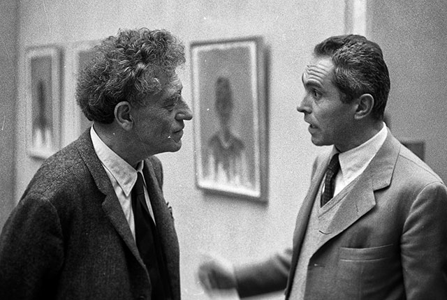 storie di un attimo olbia foto in bianco nero dello scultore Giacometti che discute con un uomo
