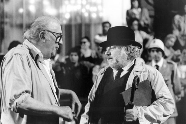 Mimmo Cattarinich Catanzaro foto in bianco e nero del Regista Federico Fellini che parla con l'attore Paolo Villaggio sul set