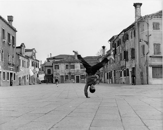 piergiorgio branzi iesi opere foto in bianco e nero di bambino mentre fa una capriola in una piazza