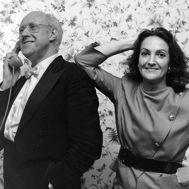 Carla De Bernardi Milano foto in bianco e nero di uomo con im mano cornetta del telefono e donna sorridente appoggiata alla sua spalla