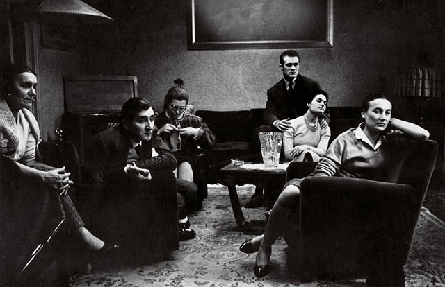 Ernesto Fantozzi Milano foto in bianco e nero di gruppo di uomini e donne che guardano la televisione