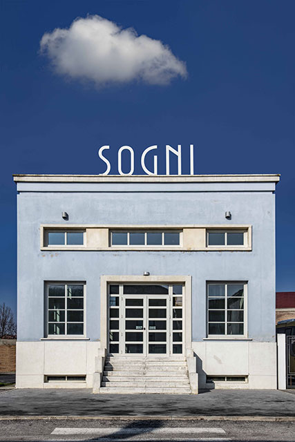 Gianluca Pollini Milano foto a colori di edificio con sopra la scritta Sogni