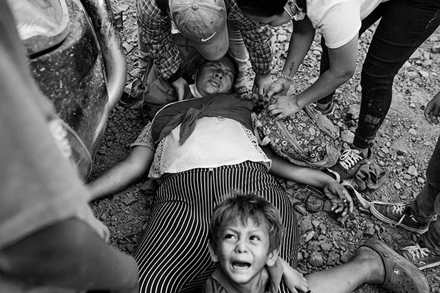 Nicolo' Filippo Rosso Cremona foto in bianco e nero bambino che piange davanti a donna stesa per terra ferita circondata da persone