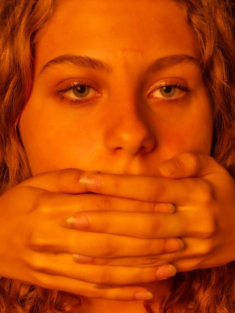 Valeria Cherchi Roma foto a colori di giovane donna con le mani davanti alla bocca