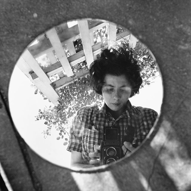 Vivian Maier - Siena foto in bianco enero della fotografa Vivian Maier che si ritrae in uno specchio