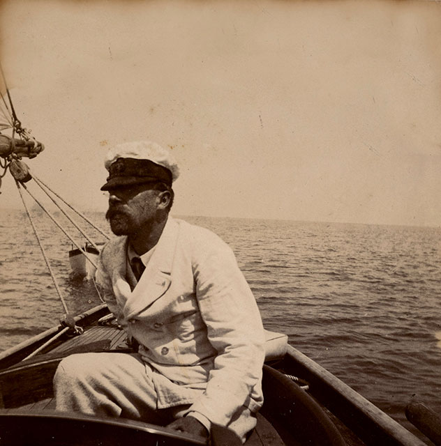 Axel Munthe Napoli foto colore seppia di Alex Munthe su una piccola barca in mare