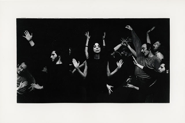 Carla Cerati Milano foto in bianco e nero dei ballerini del living theatre durante una performance