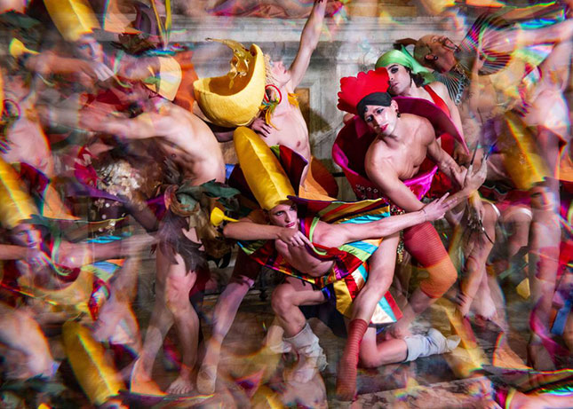 Attimo sei bello! Roma foto a colori di gruppo di ballerini con vestiti colorati