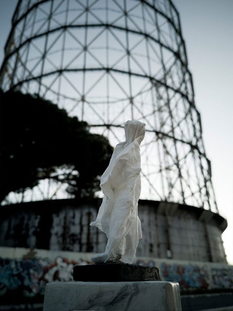 Fabio Bix Roma foto a colori di statuina davanti al Gazometro di Roma