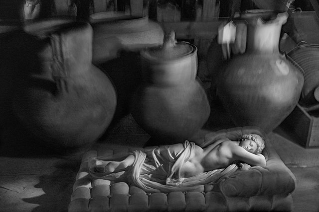 Gaetano Gambino Noto foto in bianco e nero di statua raffigurante donna sdraiata