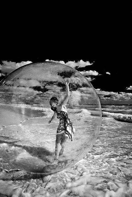 Gaetano Mansi Treviso foto in bianco e nero di donna sulla spiaggia che muove una grossa palla trasparente
