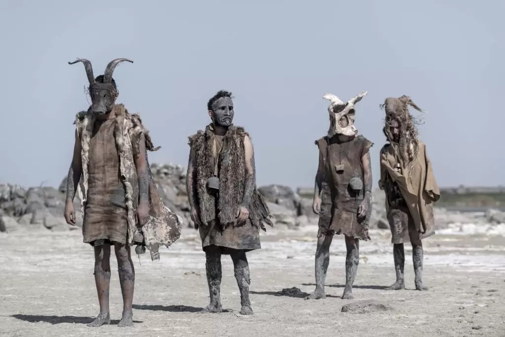Viaggio in Italia XXI Roma foto a colori di quattro uomini con vestiti e maschere tribali