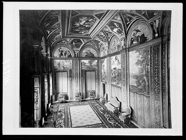 l'ottocento a Villa Farnesina foto in bianco e nero di una sala all'interno di Villa Farnesina