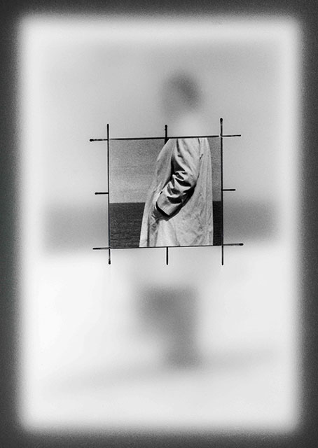 Marco Lanza Roma foto in bianco e nero appannata di uomo di profilo con le mani in tasca e al centro ritaglio piu nitido