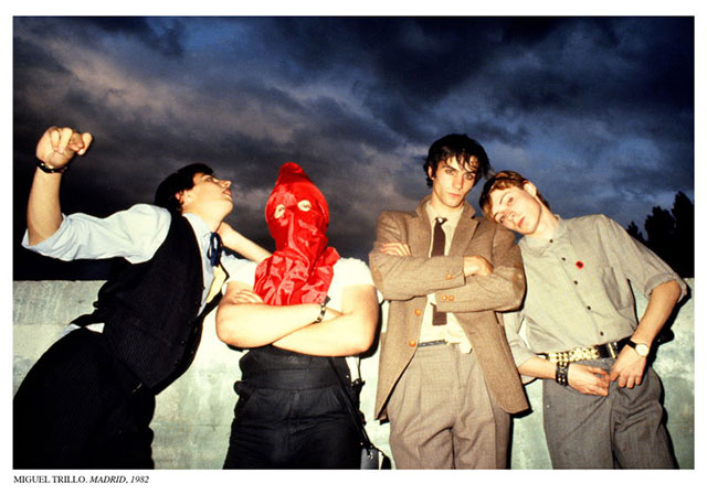 Miguel Trillo Roma foto a colori di quattro ragazzi vestiti a festa che posano appoggiati di sera ad un muretto