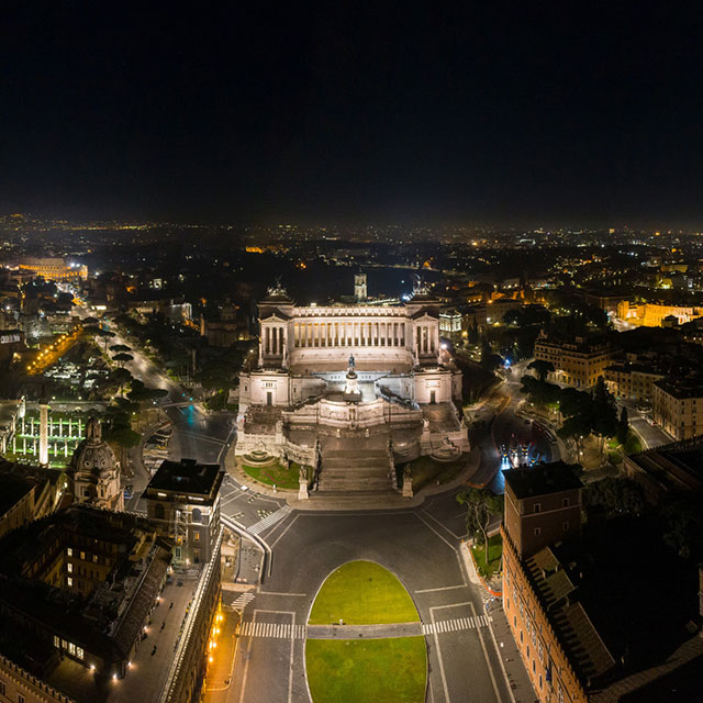Moreno Maggi Roma foto a colori del vittoriano visto dall'alto di notte