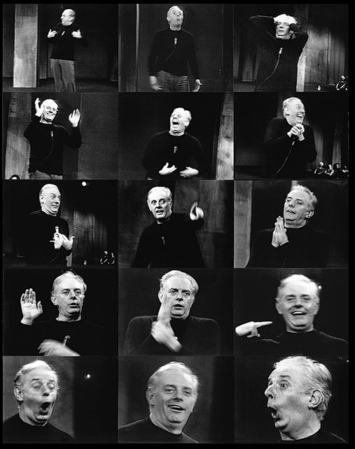 nino migliori colorno foto in bianco e nero di sequenza di scatti di Dario Fo durante uno spettacolo teatrale