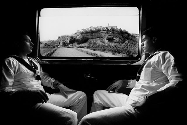Roberto Salbitani Bergamo foto in bianco e nero di marinai che dormono sul treno appoggiati al finestrino