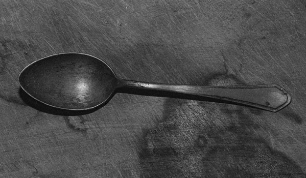 Simcha Shirman Roma foto in bianco e nero di cucchiaio su tavolo di legno rovinato
