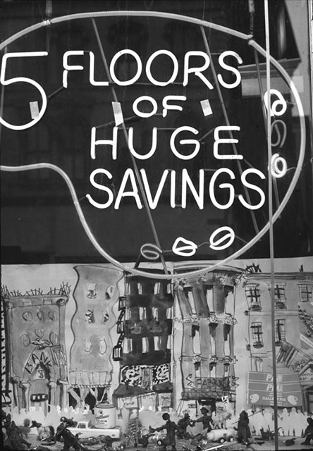 Ugo Nespolo Colorno foto in bianco e nero di insegna luminosa su una vetrina con riflessi palazzi di New York