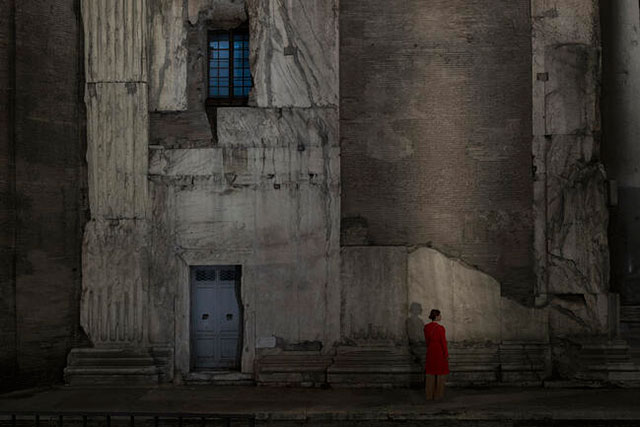 Massimiliano Pugliese e Nicoletta Leni di Ruocco Roma foto a colori di donna fra le colonne