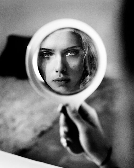 Vincent Peters Milano foto in bianco e nero mano che tiene specchio tondo con dentro riflesso viso dell'attrice scarlett jhoannsson