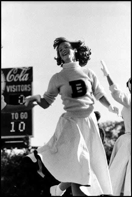 elliott erwitt abano terme foto in bianco e nero di una ragazza che salta