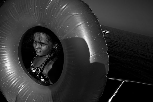Carmelo Richelmi Torino foto in bianco e nero di bambina al mare dietro un enorme ciambella gonfiabile
