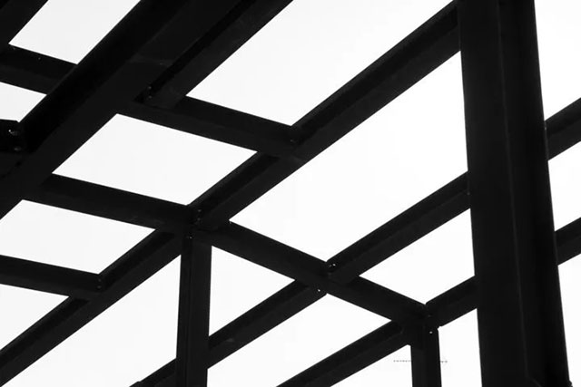 Giacomo Albo Milano foto in bianco e nero dettaglio di struttura di un cantiere che forma disegni geometrici