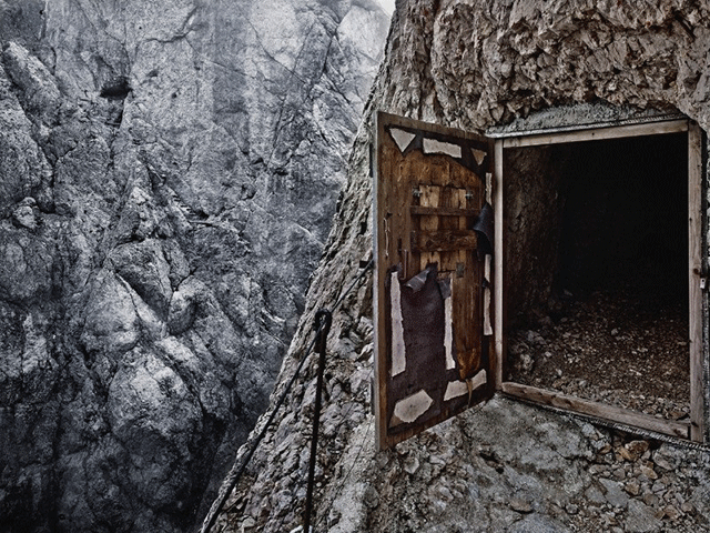 Luca Campigotto Cortina d'Ampezzo foto a colori di porta di legno aperta in una roccia fra le montagne